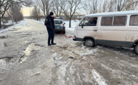 Поліцейські Зеленодольська надали допомогу водієві на дорозі
